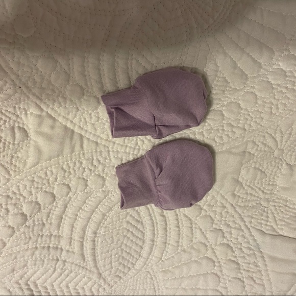 Lou Lou & Company Isabelle swaddle blanket and mittens - Picture 2 of 2